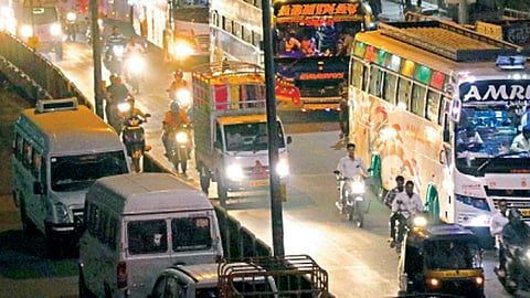 काळेवाडी फाटा - मुख्य रस्त्यावर थांबलेल्या खासगी बस.