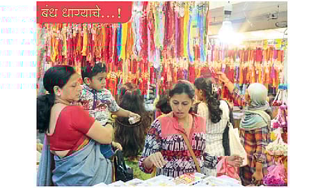 सातारा : भाऊ-बहिणींच्या पवित्र नात्याचा रक्षाबंधन सण अवघ्या आठवड्यावर आला असल्याने शहरातील व्यापारीपेठेत राख्या विक्रीस आल्या आहेत. राजपथावरील दुकानांत राख्या खरेदी करण्यासाठी युवतींसह महिलांची गर्दी होत आहे.