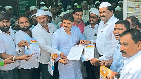 चिंचवड - अपक्ष उमेदवार राहुल कलाटे यांनी पिंपळे गुरव येथे मुस्लिम बांधवांची भेट घेतली. या बांधवांनी त्यांना पाठिंबा दर्शविला आहे.