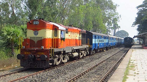 Konkan Railway - वशिष्ठी नदीच्या पुराचा कोकण रेल्वेला फटका