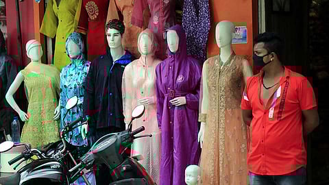 पिंपरी : रेनकोटच्या अर्थकारणावर यंदा असा झालाय परिणाम; विक्रेते म्हणाले...