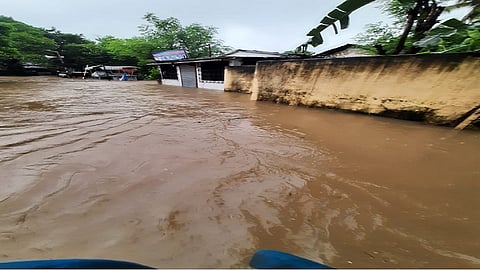 मुंबई तुंबली!, मुसळधार पावसाचा फटका रेल्वेच्या अत्यावश्यक सेवेवर