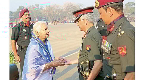 खडकी - दिवंगत मेजर रामा राणे यांचे परमवीरचक्र त्यांच्या पत्नी राजेश्वरी राणे यांनी शनिवारी लष्करप्रमुख जनरल मनोज नरवणे यांच्याकडे सुपूर्द केले. हे पदक बाँबे सॅपर्समध्ये ठेवण्यात येणार आहे.