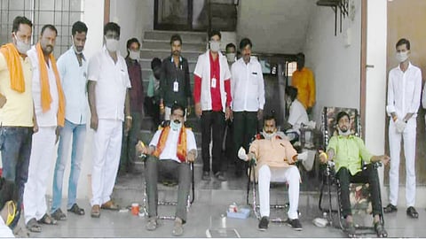 कॉँग्रेस, शिवसेनेचा रक्तदानासाठी पुढाकार