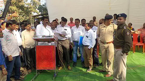 Congress agitates in Ramtek for road : रस्त्यासाठी काँग्रेसचे रामटेक मध्ये आंदोलन