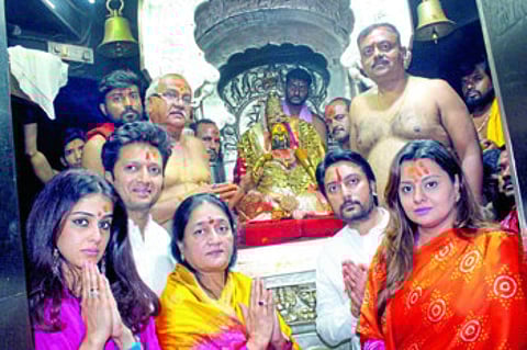 तुळजापूर ः तुळजाभवानी मातेचे बुधवारी दर्शन घेताना वैशालीताई देशमुख, धीरज देशमुख आणि रितेश देशमुख.