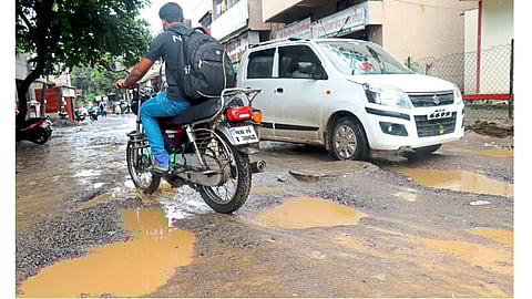 साईनाथनगर - खड्ड्यांमुळे येथील रस्त्याची झालेली चाळण.