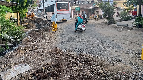 देहू - पालखी सोहळ्यापूर्वी डांबरीकरण करण्यासाठी प्रशासनाची लगबग सुरू आहे.