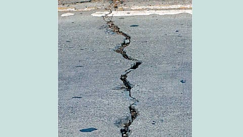 कासारवाडी - मार्शल कंपनीसमोरील ग्रेड सेपरेटरला गेलेले तडे.