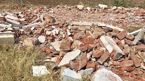 तेरा शौचालये पाडल्याने गैरसोय झाल्याची गुंजाळवाडी ग्रामस्थांची तक्रार