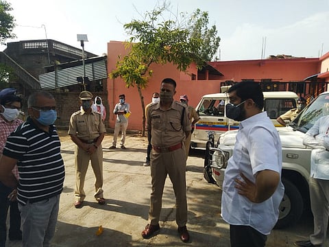 सावरगाव: रुग्ण आढळताच सील करण्यात आलेला परिसर व तैनात असलेले पोलिस