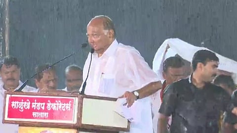ऐंशी वर्षाच्या योद्ध्यावर वरुणराजाचा जलाभिषेक; ऐतिहासिक सभेची सातारकरांना आजही आठवण!