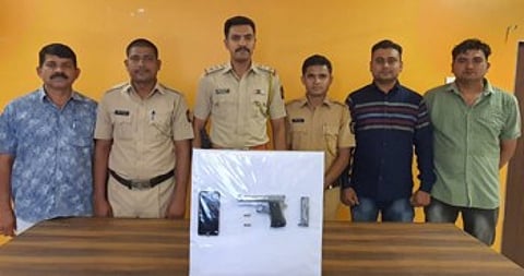 सिनेस्टाईल बंदूक हातात घेवून युवकाने काढला फोटो; याच फोटोमूळे झाला गजाआड !