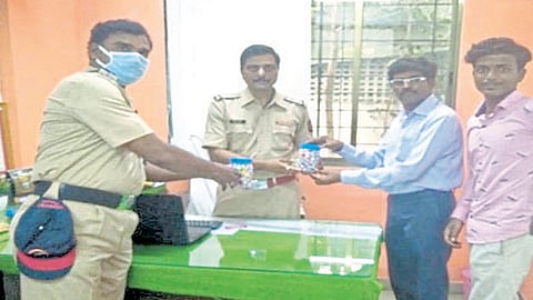 दहा हजार कुटुंबांना आर्सेनिक गोळ्या; व्यावसायिक सुभाष घोडकेंचे दातृत्व