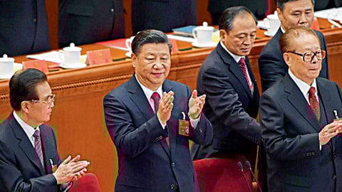 चीनमधील कम्युनिस्ट पक्षाच्या काँग्रेसमध्ये चीनचे माजी अध्यक्ष हू जिंताओ, अध्यक्ष शी जिनपिंग व माजी अध्यक्ष जियांग झेमिन व इतर.