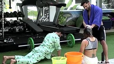 bigg boss 14 rakhi Sawant a bath in the garden Rahul Vaidya aly goni give conditioner to her video viral