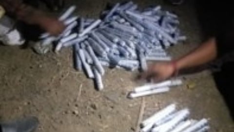 अचानक रस्त्यावर एवढ्या मोठ्या प्रमाणावर स्फोटके आढळल्याने खळबळ उडाली.