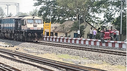 At Kirloskarwadi the railway station, the tractor fell off the platform and train came