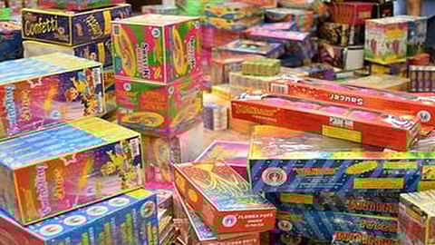 Diwali Festival 2020 : साता-यात फटाकेच मिळेनात; उलाढाल जेमतेम