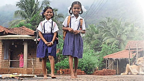 Akola News: Absence of 94% parents and students on the first day of school