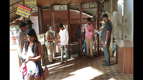 विरार ः भाविकांच्या हातावर हॅण्डवॉश टाकून त्यांना मंदिरात प्रवेश देताना सुरक्षारक्षक.