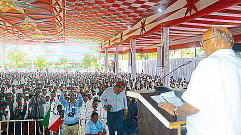 नगर - विधानसभा निवडणुकीच्या पार्श्वभूमीवर राष्ट्रवादी काँग्रेसतर्फे शनिवारी नगरमध्ये कार्यकर्त्यांचा मेळावा पार पडला. पक्षाध्यक्ष आणि ज्येष्ठ नेते शरद पवार यांनी या वेळी मार्गदर्शन केले.