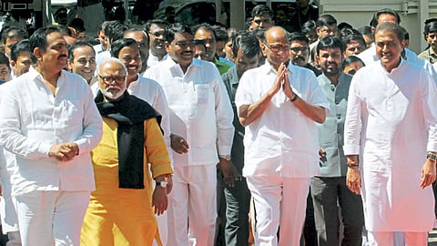 राज्यसभेच्या निवडणुकीसाठी उमेदवारी अर्ज दाखल करण्याकरिता जाताना राष्ट्रवादी कॉंग्रेसचे अध्यक्ष शरद पवार व अन्य नेते.