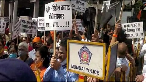 केंद्र सरकारच्या इंधन दरवाढी विरोधात शिवसेना रस्त्यावर, मुंबईत अनेक ठिकाणी निदर्शने