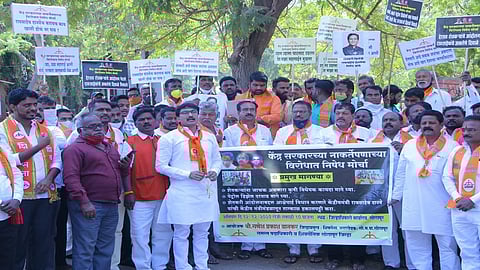 Solapur city and district Shiv Sena on Saturday staged agitation on the issue of fuel price hike in Solapur 2.jpg