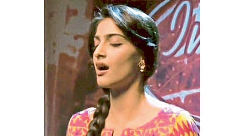 ऐकू आनंदे... : जुन्याला दिलेला नव्याचा साज