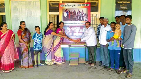 अतीत (ता. सातारा) - रणजित कौर गडोख खालसा महाराष्ट्र विद्यालयास देणगीचा धनादेश प्राचार्य राजेंद्र साळुंखे यांच्याकडे देताना सुनीता ढाणे, अनिता ढाणे.