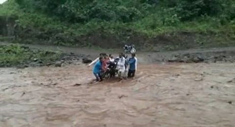 नदीवर पुलच नाही, म्हणून ग्रामस्थांना वाहने न्यावी लागतात उचलून