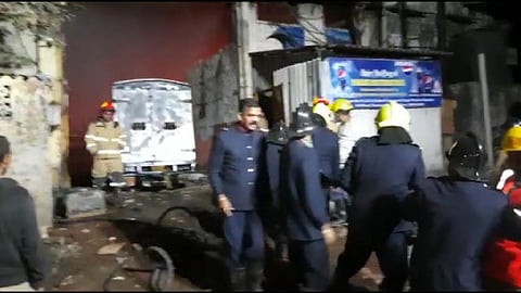 ठाण्यात पेप्सी- वेफर्सच्या गोडाऊनला आग, आगीत १३ वाहनं जळून खाक