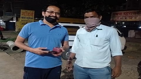 The school van driver honestly return the lost wallet even in the financial difficulties