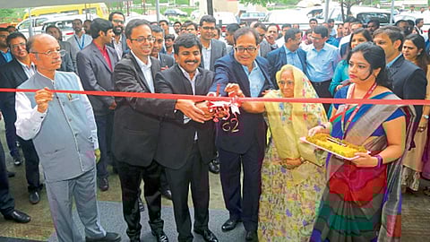 पुणे - ‘टोयोटा किर्लोस्कर मोटर’च्या बावधन येथील डीलरशिपचे उद्घाटन करताना उपव्यवस्थापकीय संचालक एन. राजा, डीलर प्रिन्सिपल आशिष कोठारी व इतर.