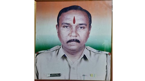 अजमल कसाबला जिवंत पकडणा-या तुकाराम ओंबळेंचे स्मारक आजही दुर्लक्षितच