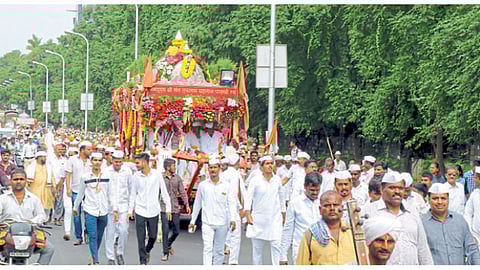 पिंपरी - आषाढी वारीसाठी गेलेली संत तुकाराम महाराज पालखी परतली आहे. पुण्यातून देहूच्या दिशेने निघालेली पालखी मंगळवारी सायंकाळी पिंपरीगावातील भैरवनाथ मंदिराकडे मुक्कामी येताना.
