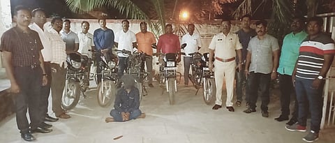 हेडलाइट फुटलेली चोरीची दुचाकी घेऊन आला अन्..