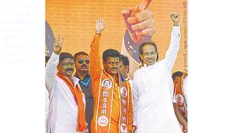 उस्मानाबाद - महायुतीच्या प्रचार सभेवेळी सोमवारी शिवसेनेचे पक्षप्रमुख उद्धव ठाकरे यांच्यासमवेत उमेदवार.