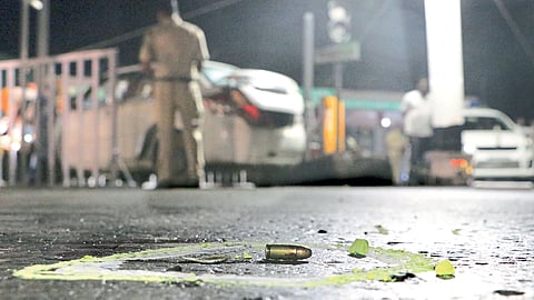 firing between police and gangster kolhapur marathi news