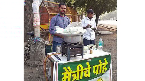 mpsc student manoj kadam started maitriche pohe stall in amravati
