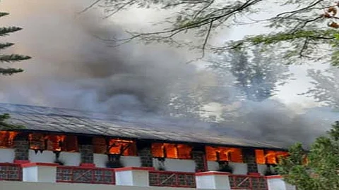 बिलीमाेरीया हायस्कूलला माेठी आग; पाचगणी,महाबळेश्वर, वाईतील अग्नीशमक दल दाखल