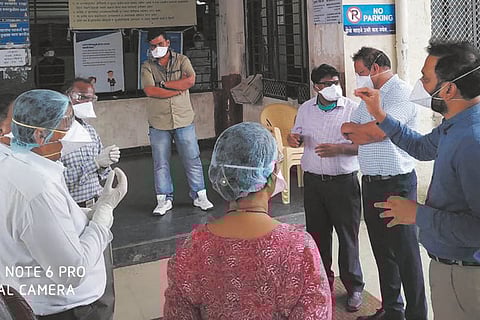 नांदेडला जिल्हाधिकारी डॉ. विपीन यांनी रुग्णांशी संवाद साधला.