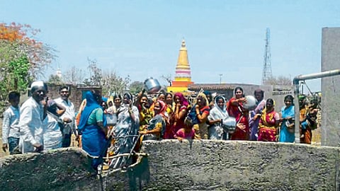 वडगाव पंगू - गाव विहिरीवर पाण्यासाठी ग्रामस्थांची झुंबड.