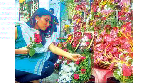 टिळक रस्ता - व्हॅलेन्टाईन डेच्या पार्श्वभूमीवर गुरुवारी गुलाबाच्या फुलांना तरुणाईकडून चांगली मागणी होती.