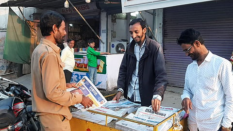 blind newspaper seller in aurangabad