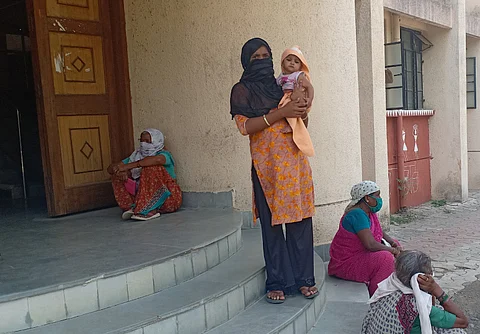वानाडोंगरी ः तहसील कार्यालयाच्या पायरीवर बसलेली म्हातारी व बाळाला कडेवर घेऊन मोठ्या आशेने आलेली आयेशा जड अंतकरणाने परत गेली.