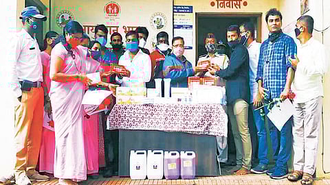 वडगावच्या युवकाचे अनोखे दातृत्व; प्राथमिक आरोग्य केंद्रास औषधांची मदत