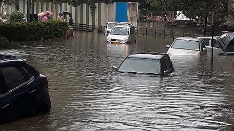 pune heavy rain traffic update karve road mhatre bridge erandwane