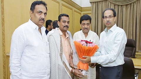 तिरंगा वाचवणाऱ्या 'त्या' बहाद्दराचा मुख्यमंत्री उद्धव ठाकरेंनी केला सत्कार